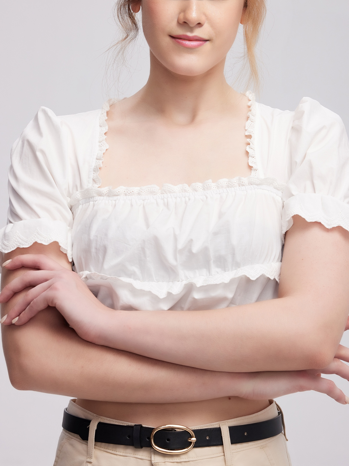 Modernes weißes Dirndl mit femininem Schnitt