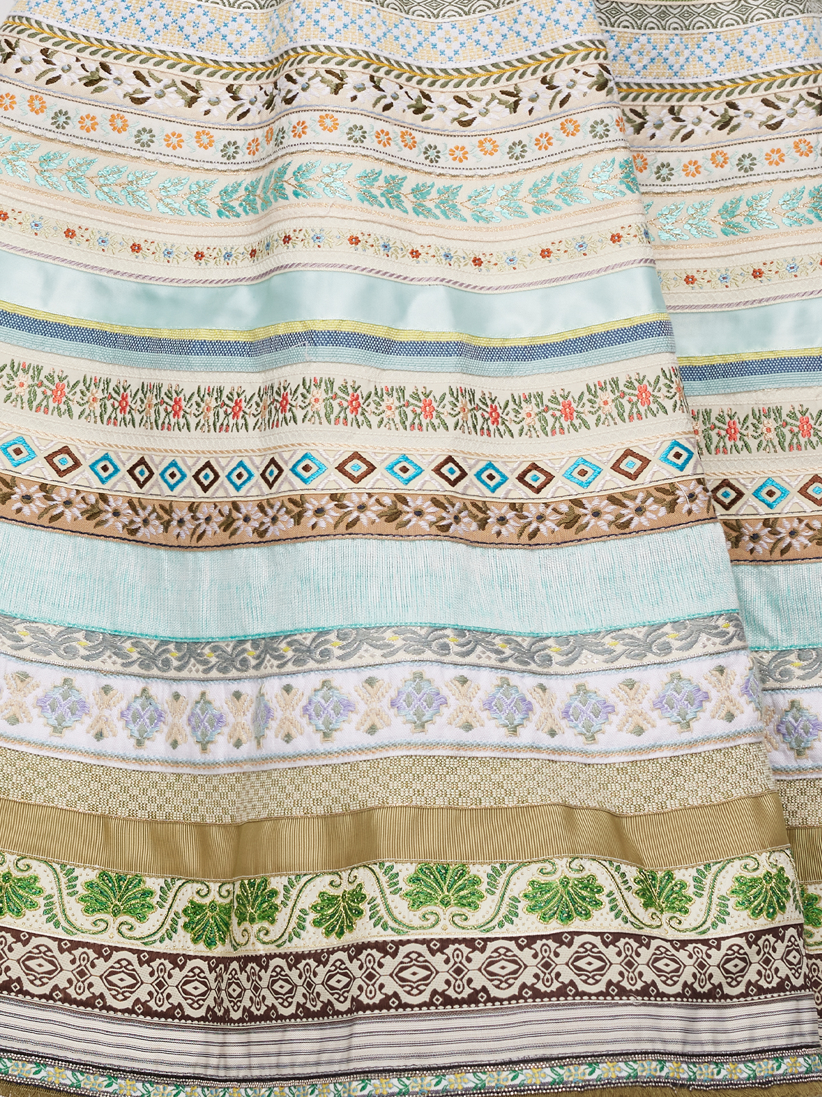 Ein grünes Jeinn Dirndl mit floralen Details