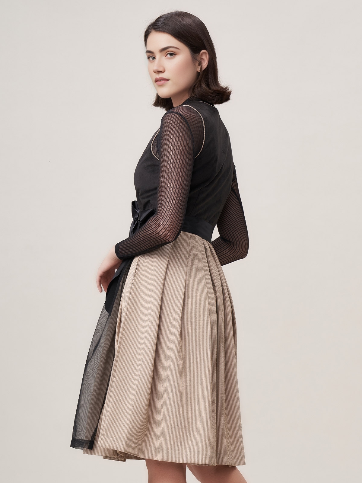 Dirndlbluse mit V-Ausschnitt in Schwarz