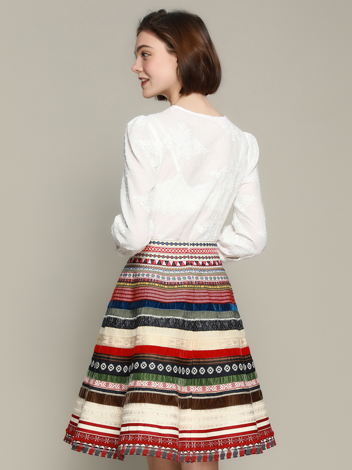 Klassisches weißes Dirndl mit Spitzenbluse