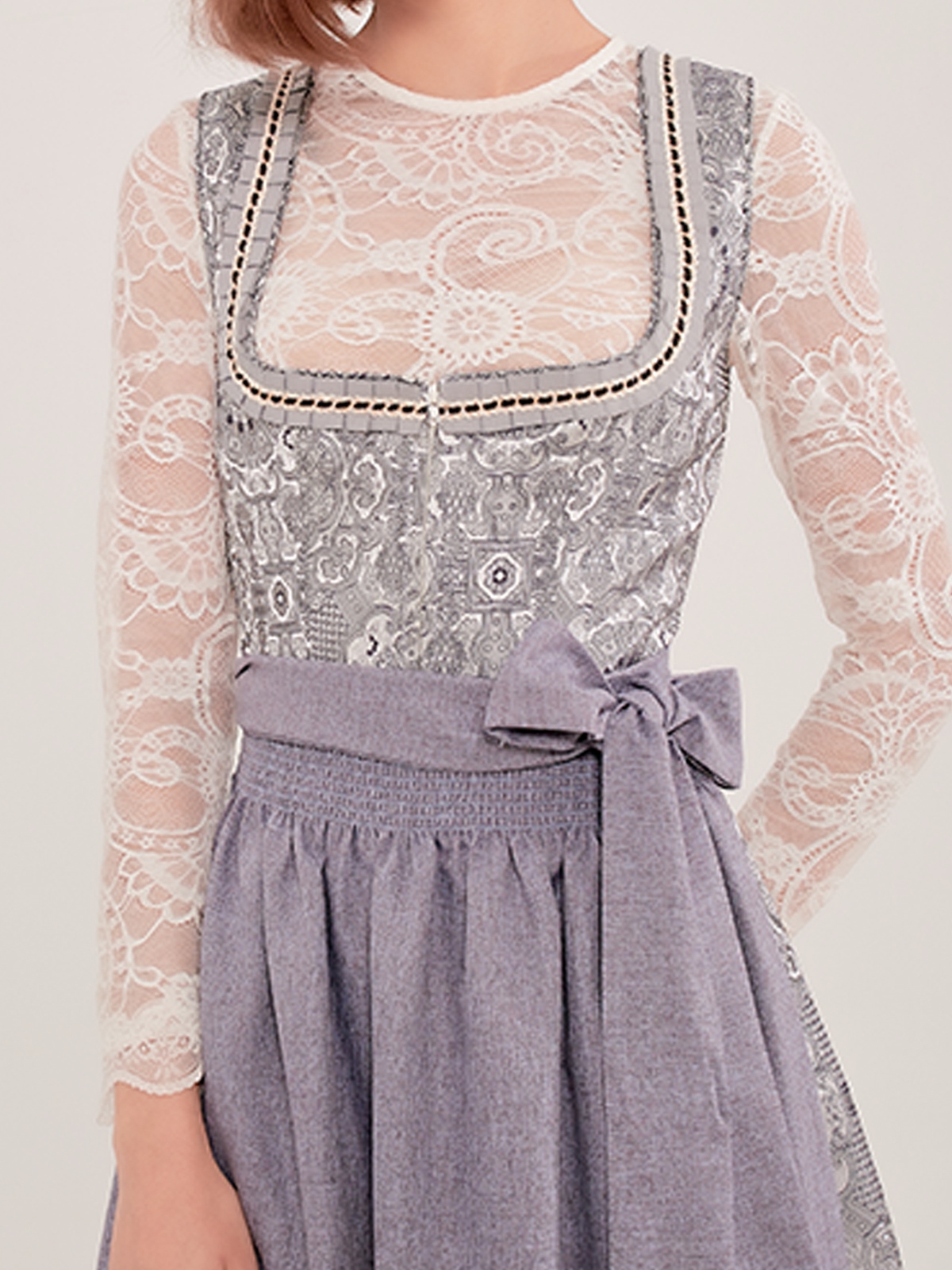 Elegantes SamtDirndl in Schwarz