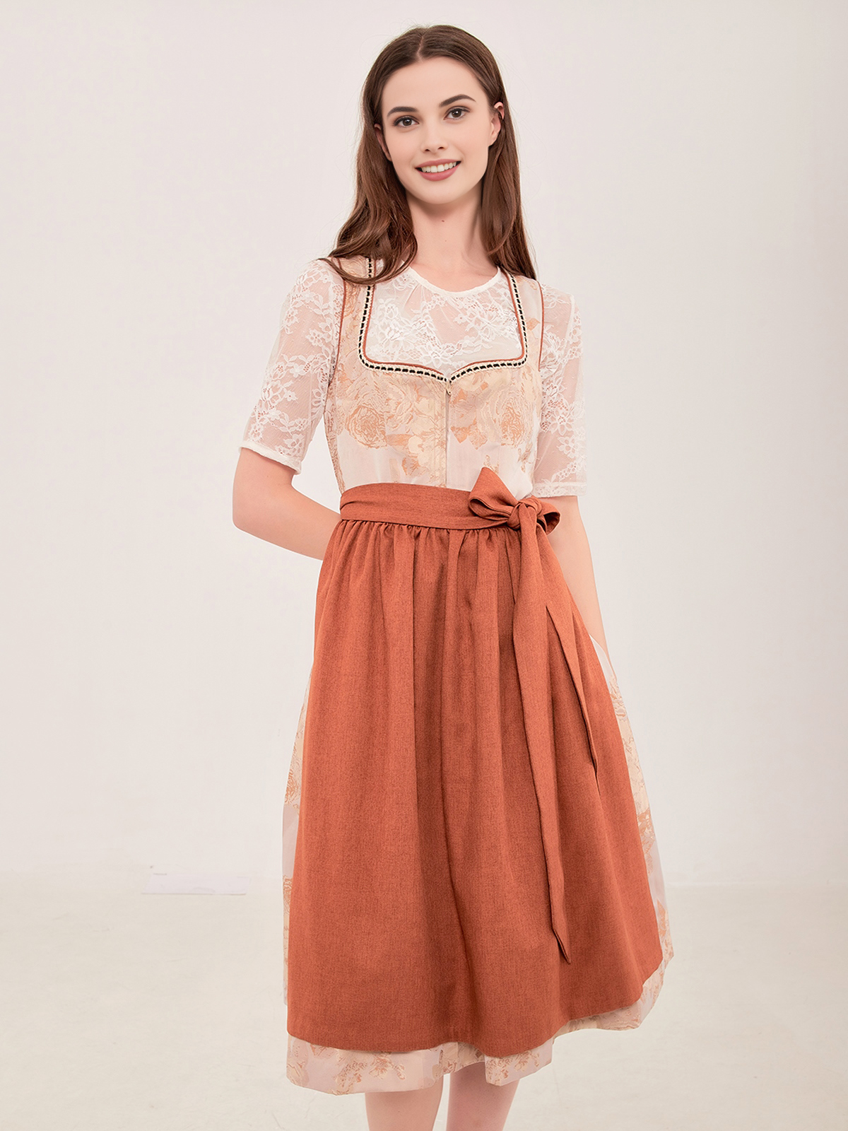 Dirndl Rauchblau – zeitlos und elegant