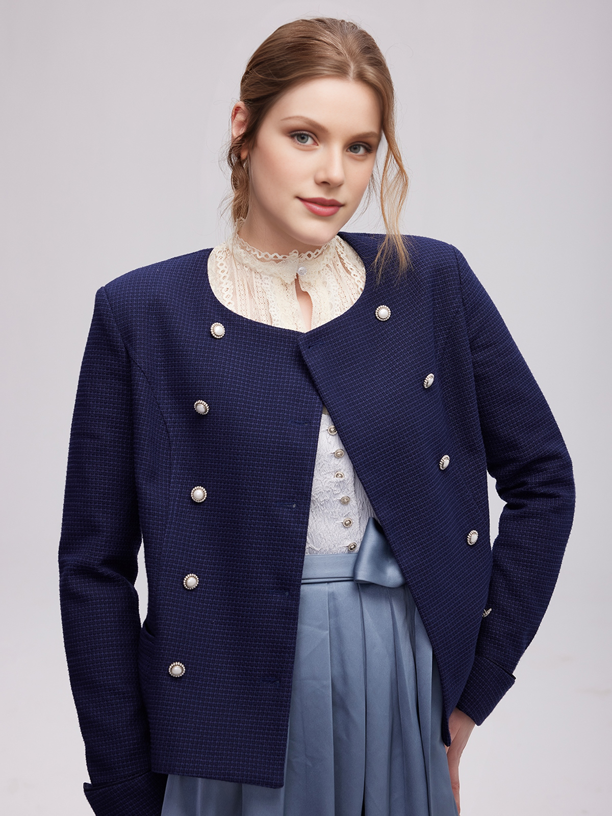 Elegantes blaues Dirndl mit modernem Schnitt