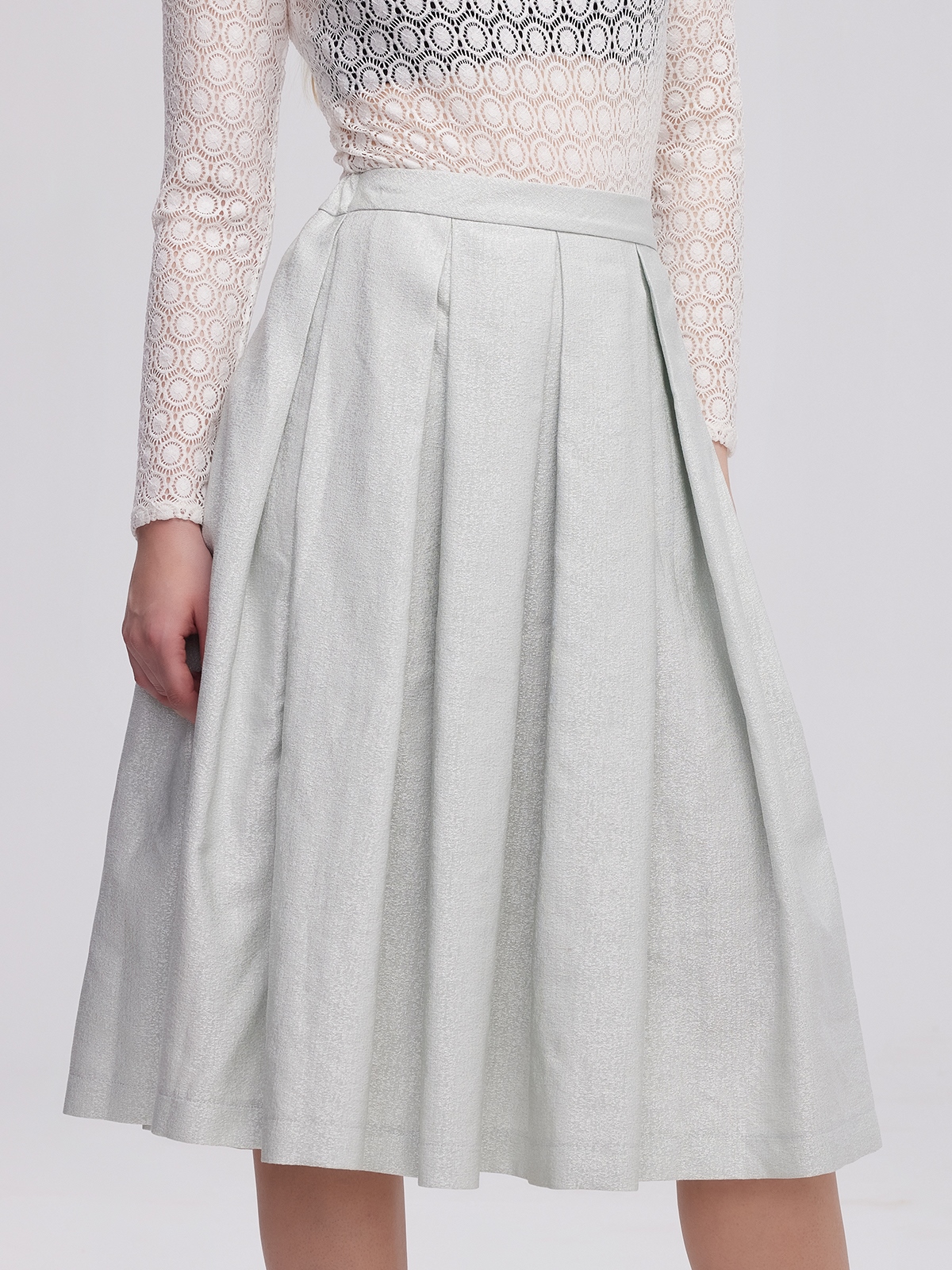 Moderne Dirndlbluse mit V-Ausschnitt