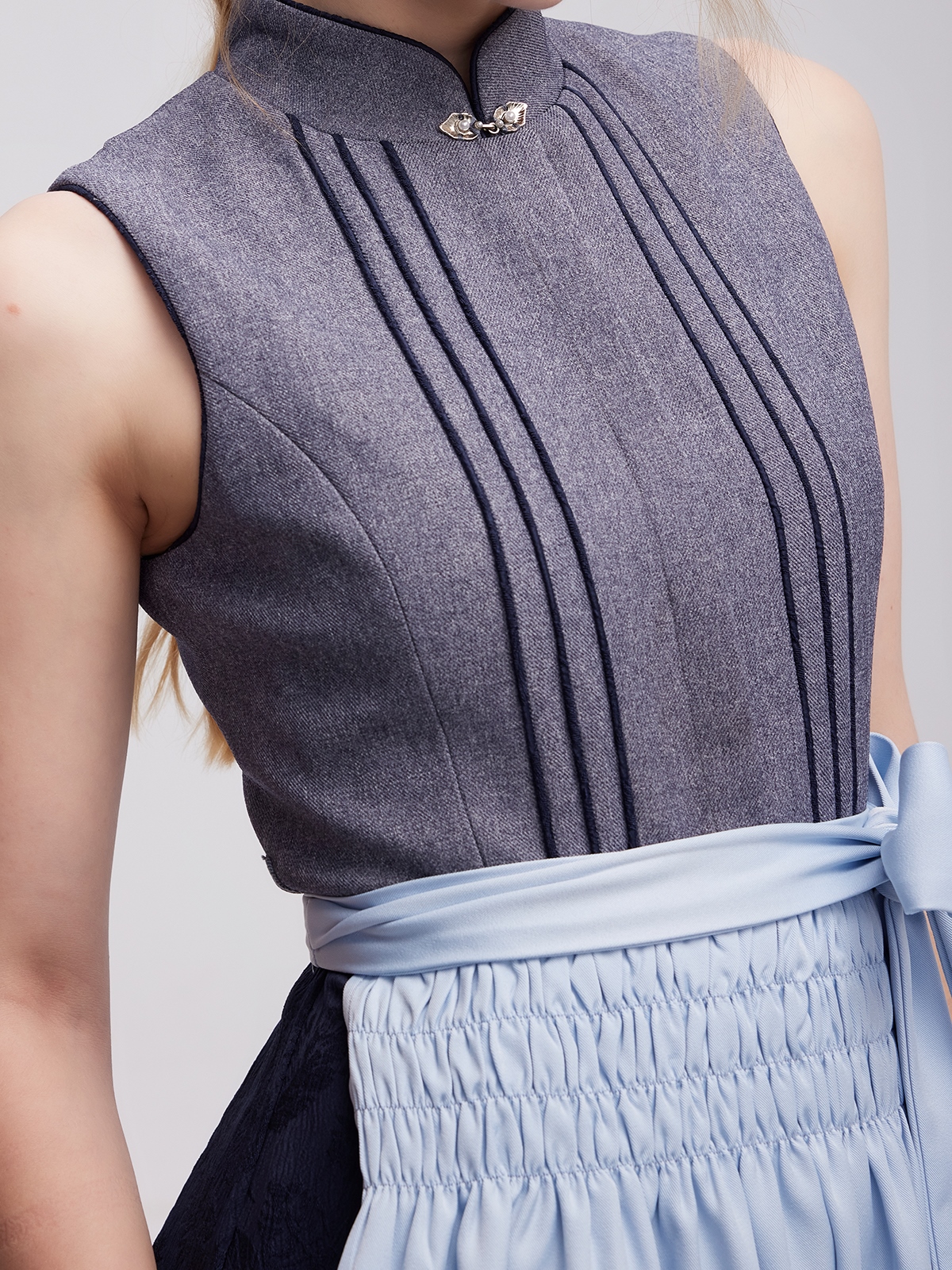 Dunkelblaues Dirndl mit grauem Schürzenkontrast