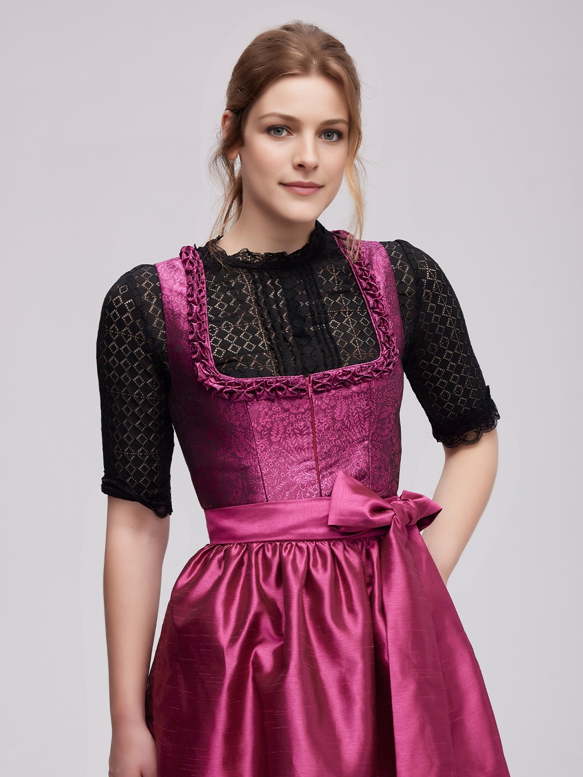Modernes Dirndl in Pink mit weißer Bluse