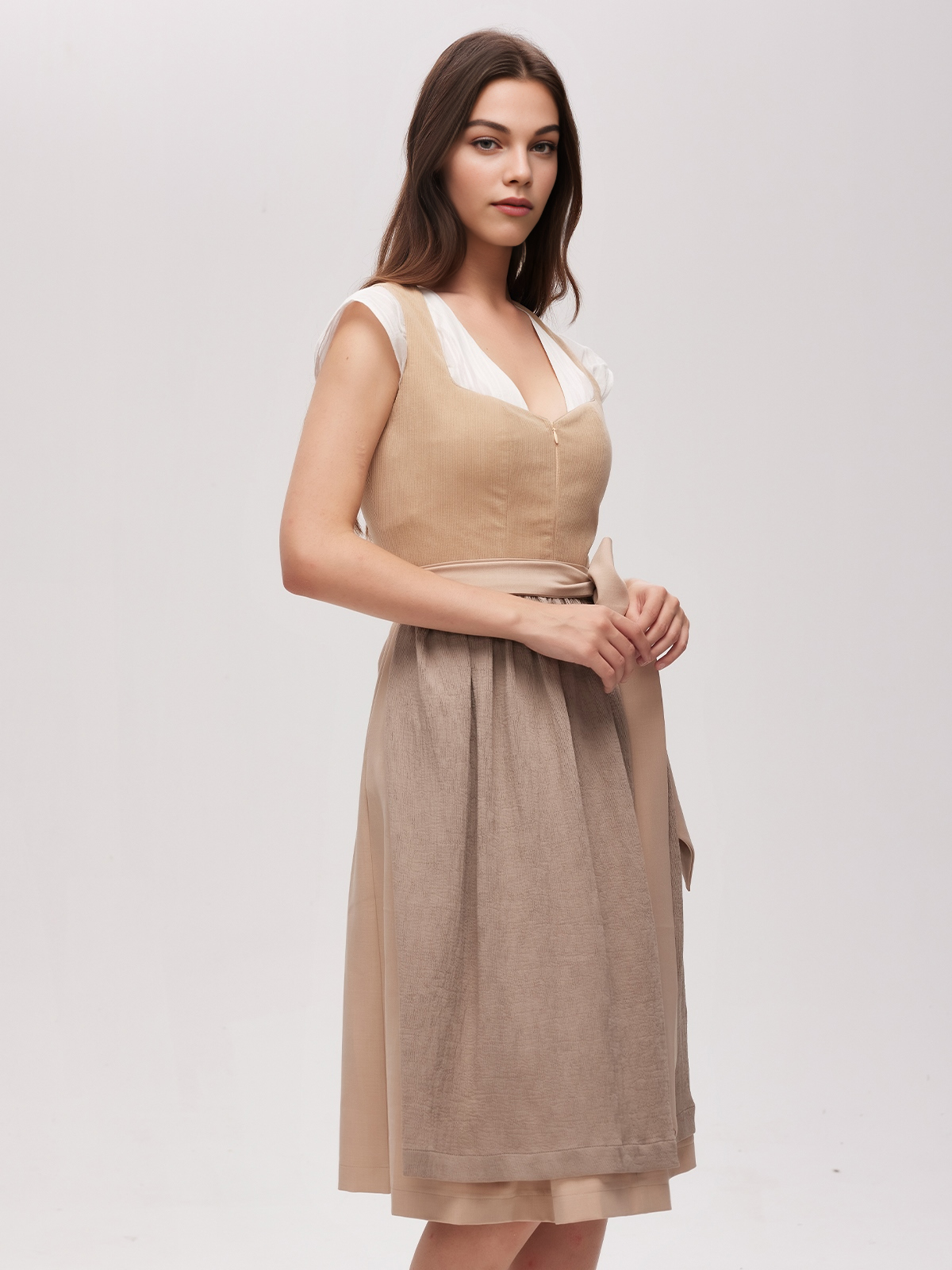 Elegantes braunes Dirndl