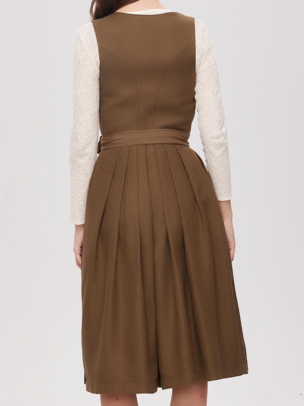 Oranges Dirndl mit modernem Schnitt