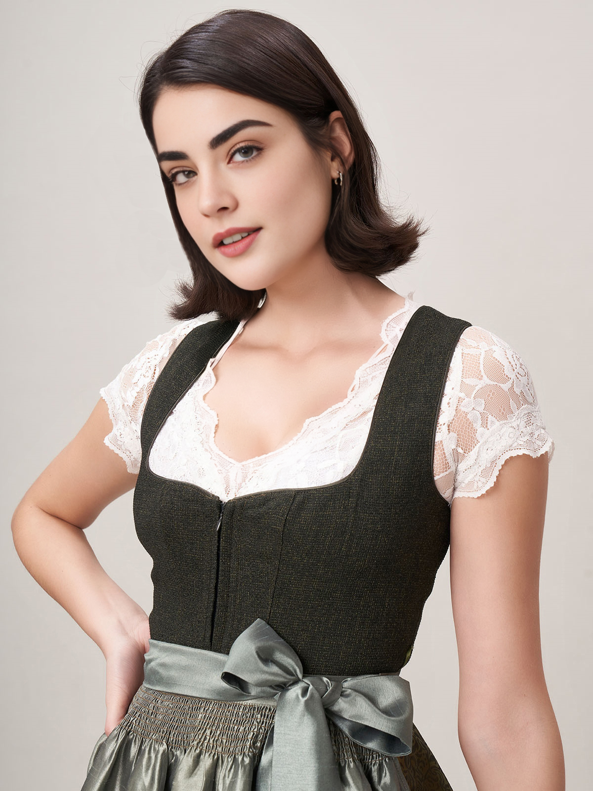 Dirndl Grau Samt – Eleganz in Perfektion