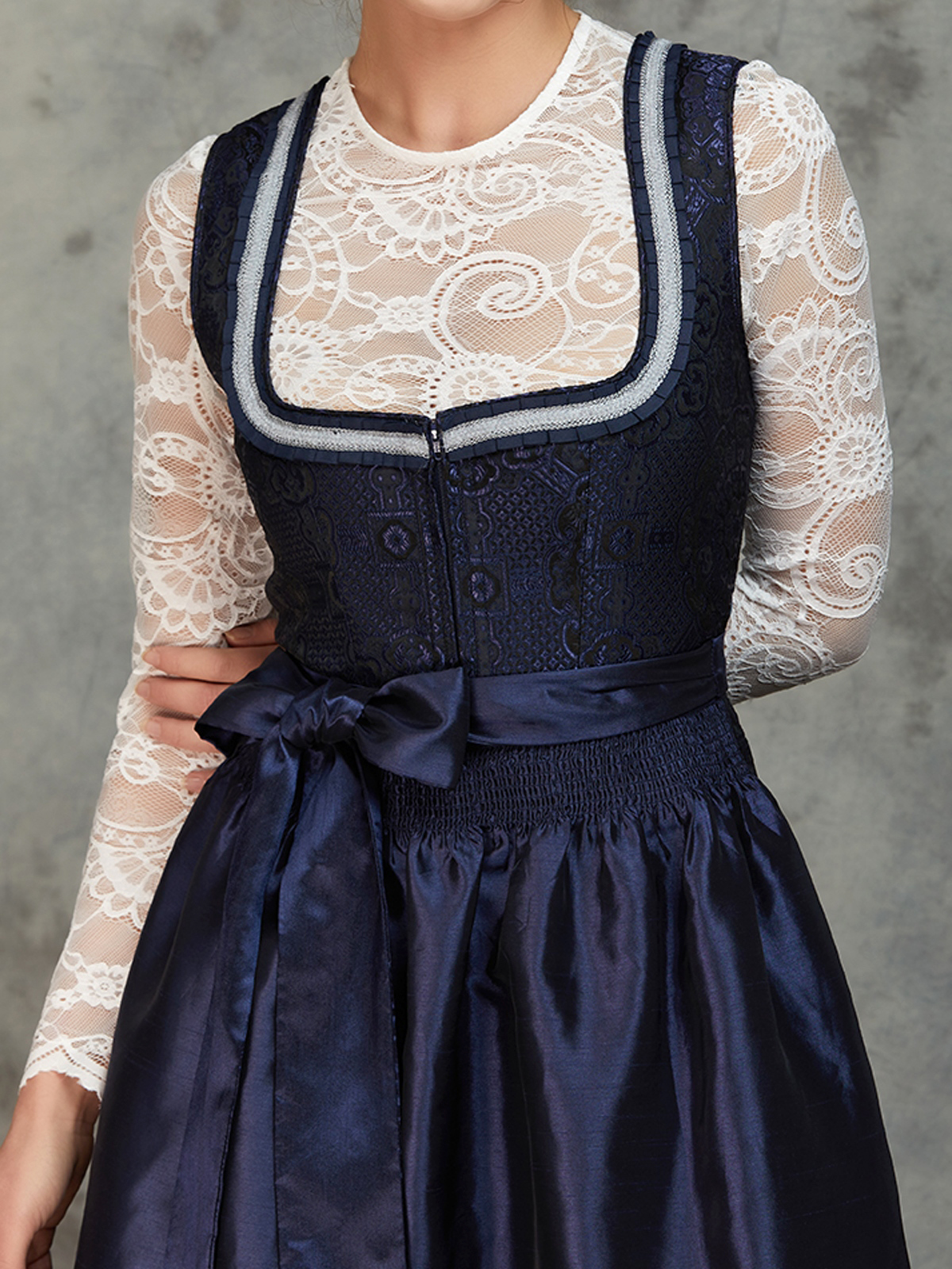 Modernes Dirndl in Blau mit Wildleder-Optik