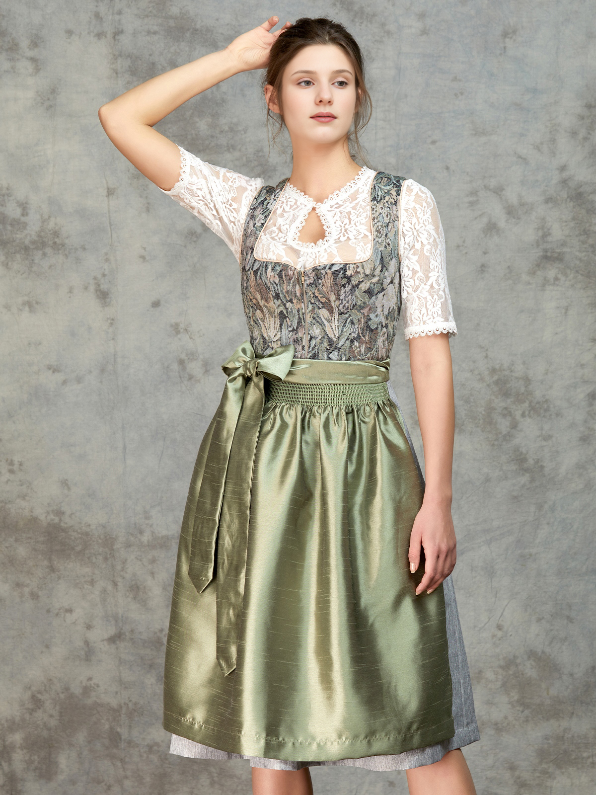 Ein dunkelrotes Dirndl mit aufwendiger Stickerei