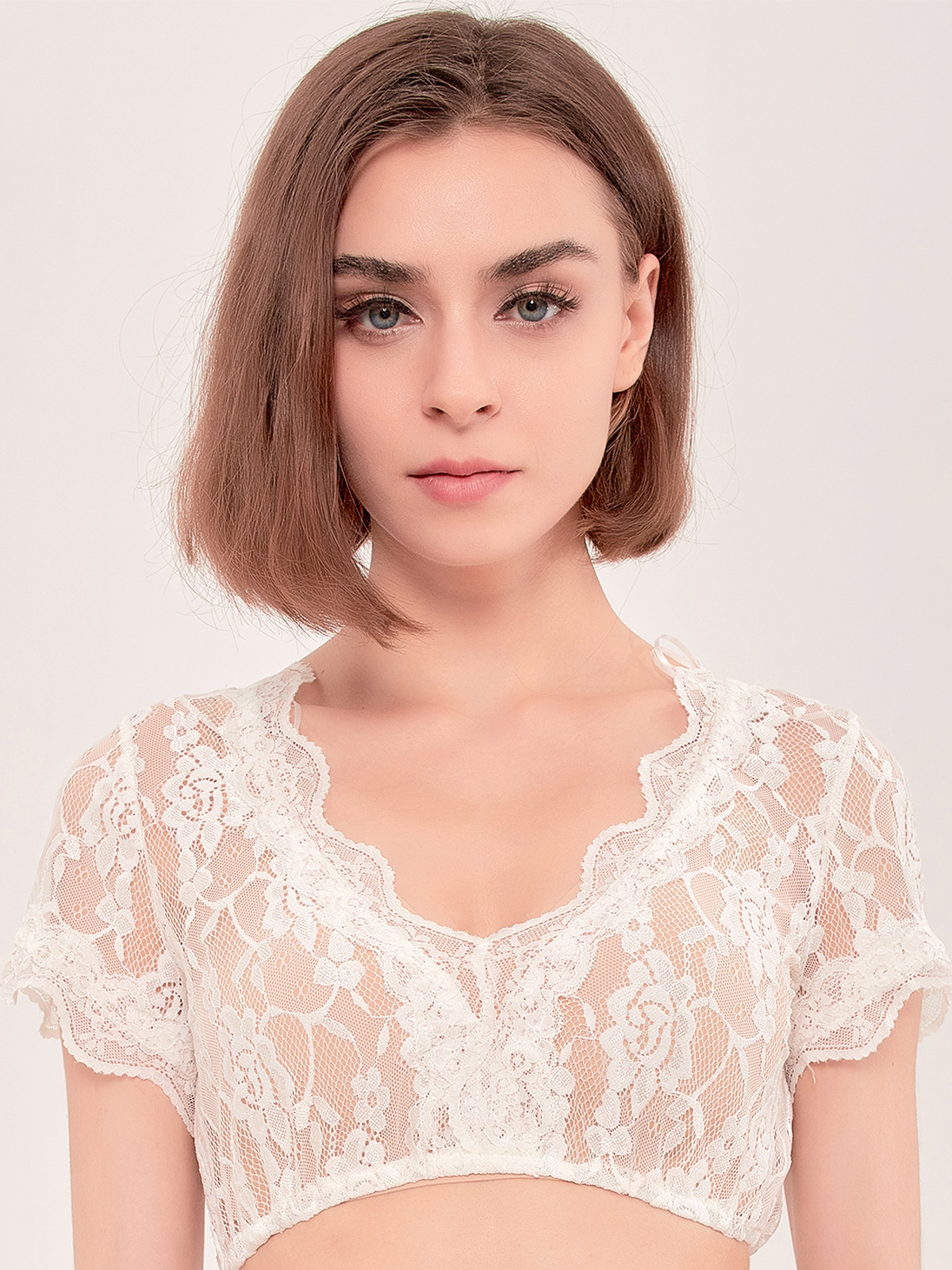 Ehreer Dirndl in Weiß