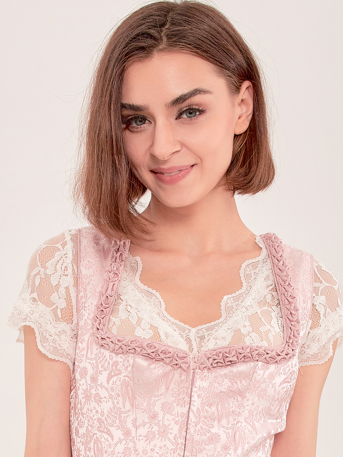 Dirndl mit Herzausschnitt in Rosa