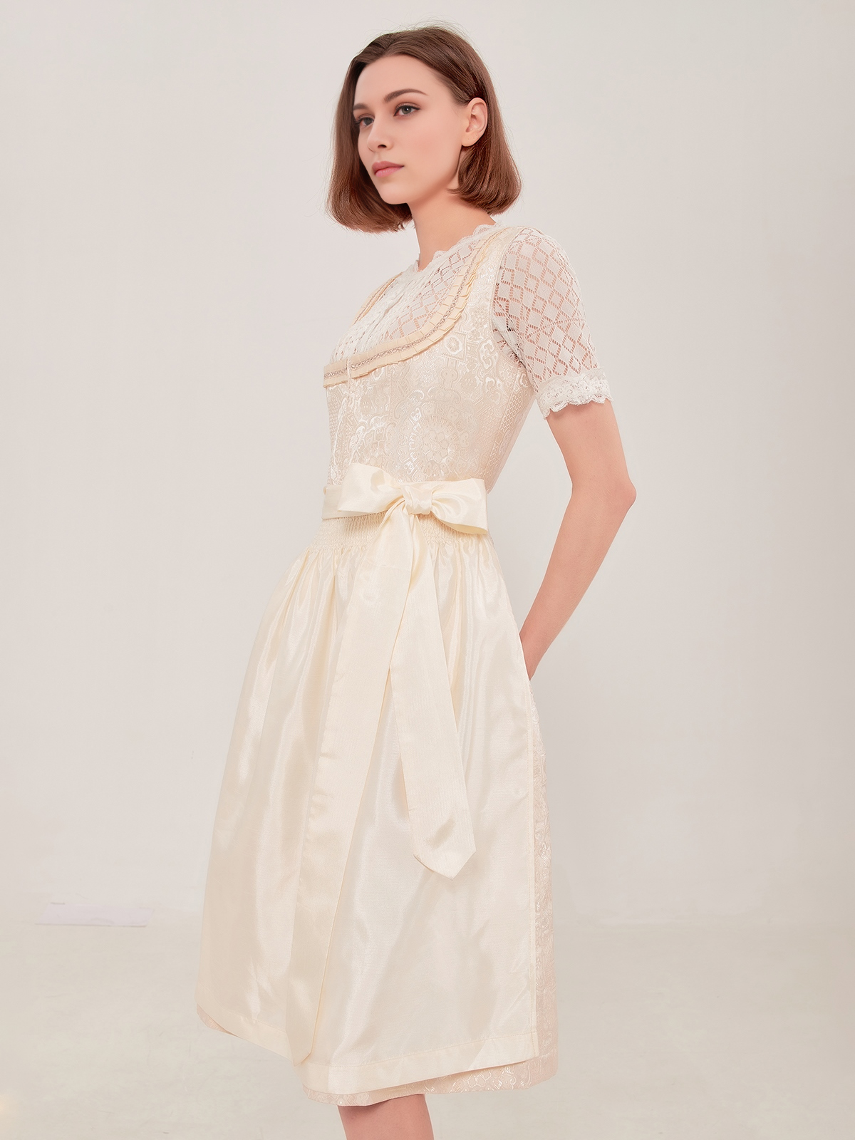 Dirndl in Weiß mit floralen Details