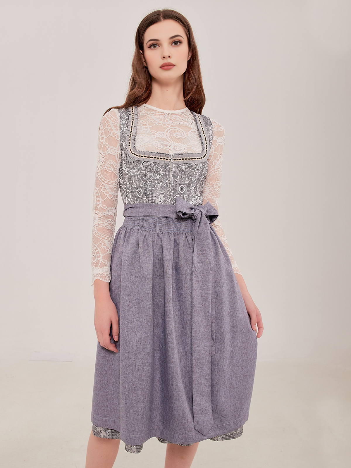 Graues Dirndl – modern und stilvoll