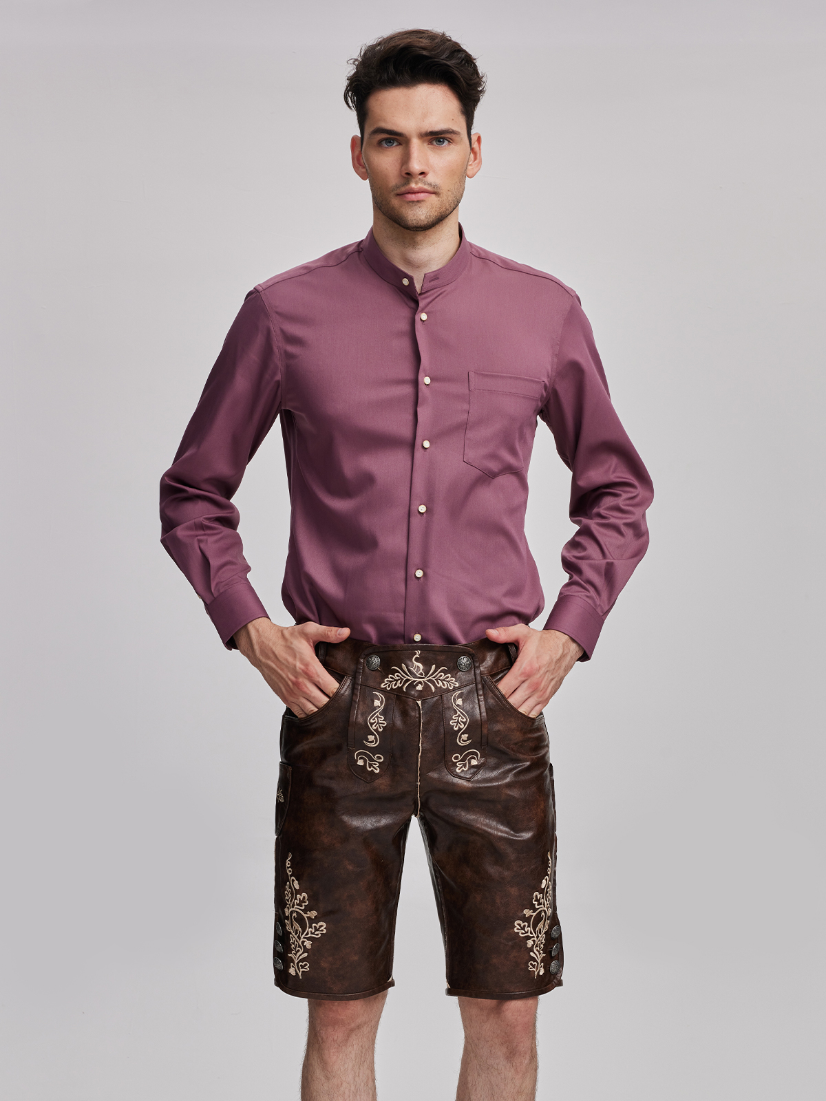 Dirndl in Braun mit passenden Accessoires