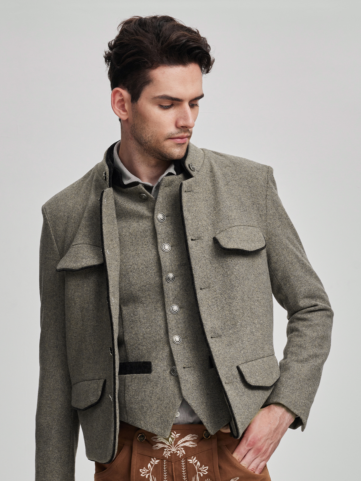 Traditionelles Dirndl in Grau