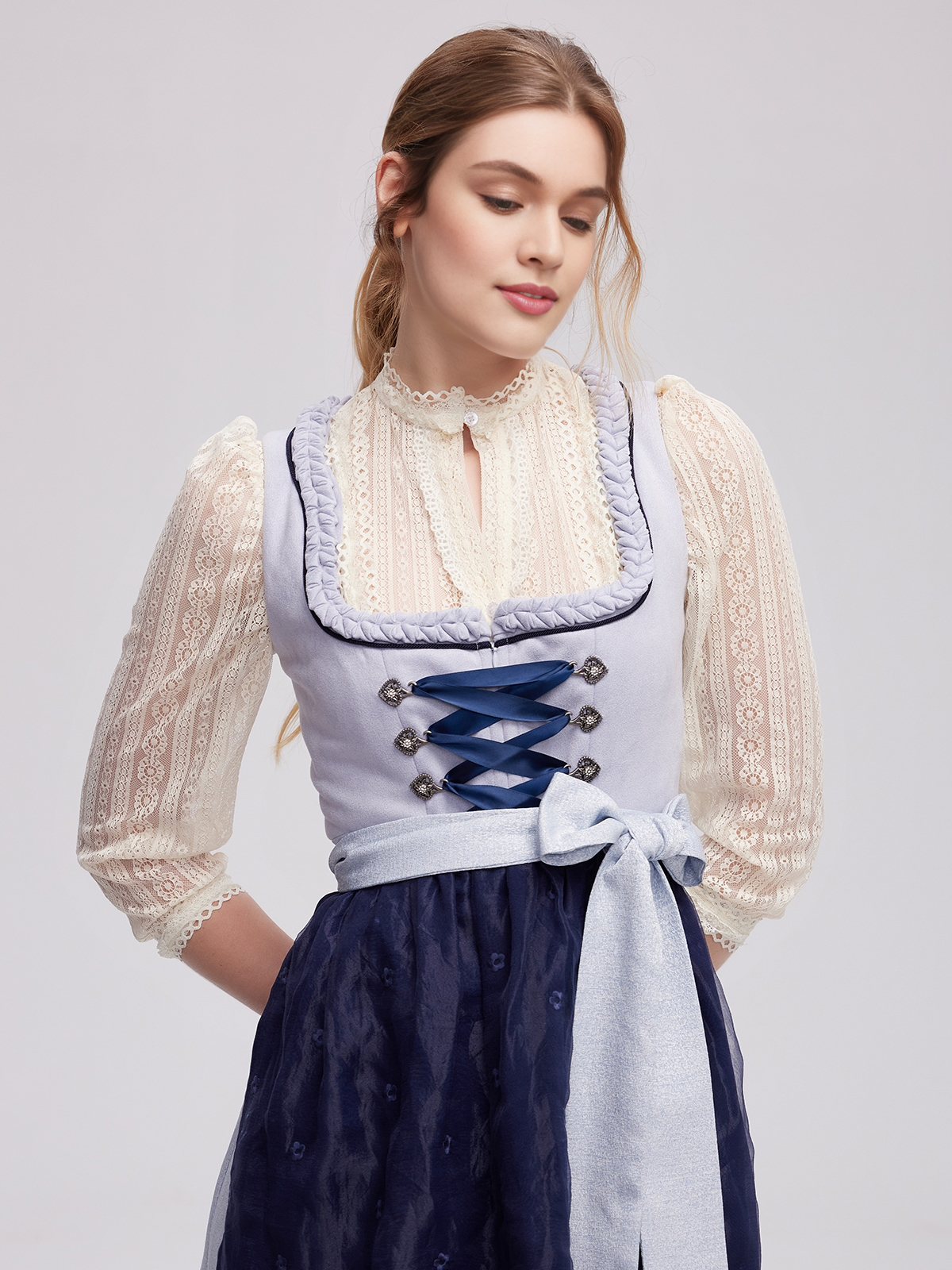 Dirndl für kleine Brust mit eleganter Bluse