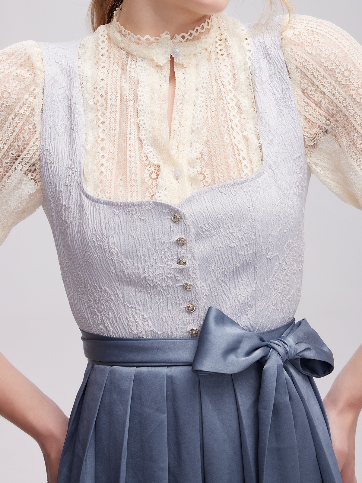 Dirndl in Grün mit floralen Details