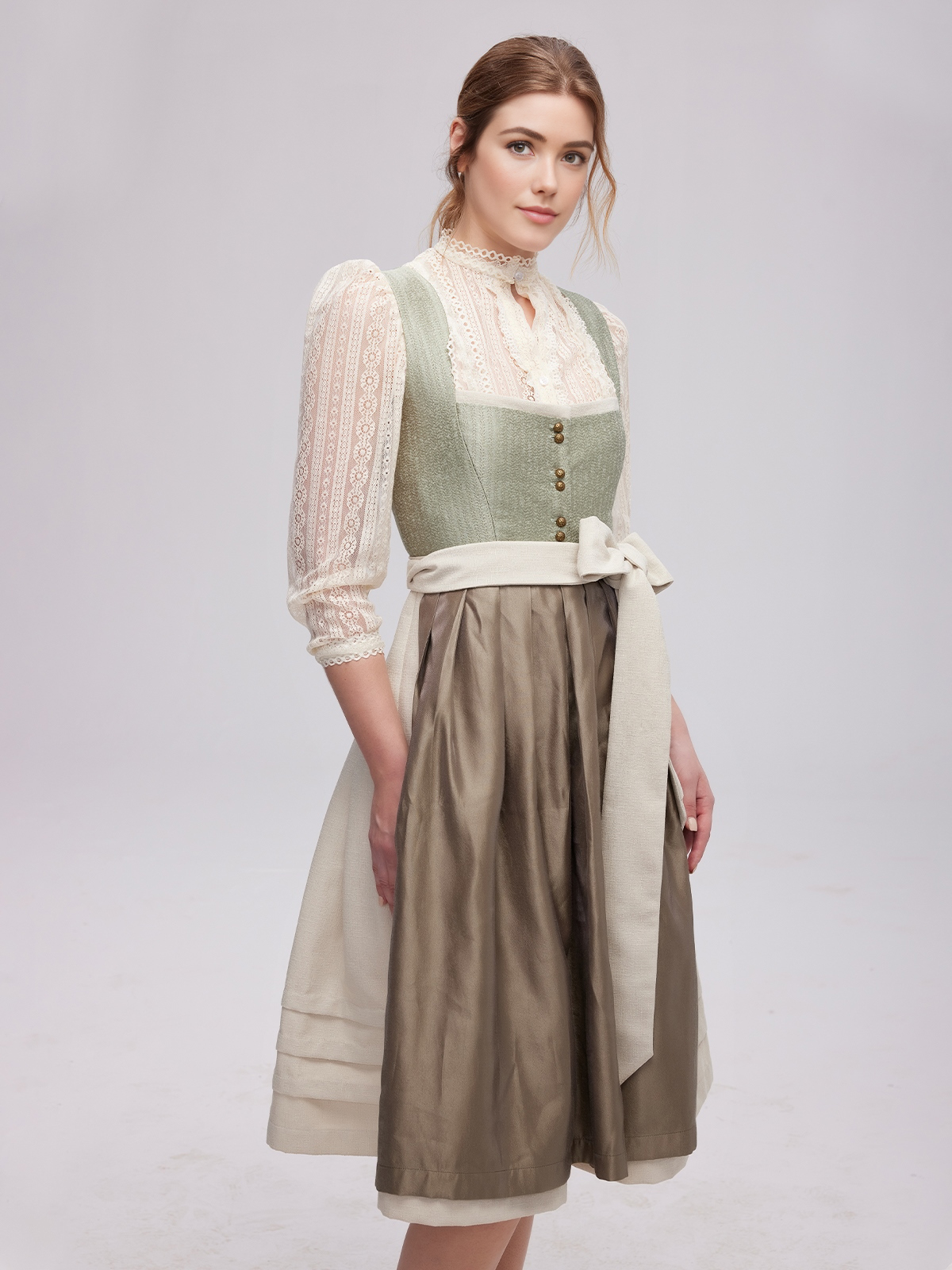 Schwarzes Dirndl mit floralen Details