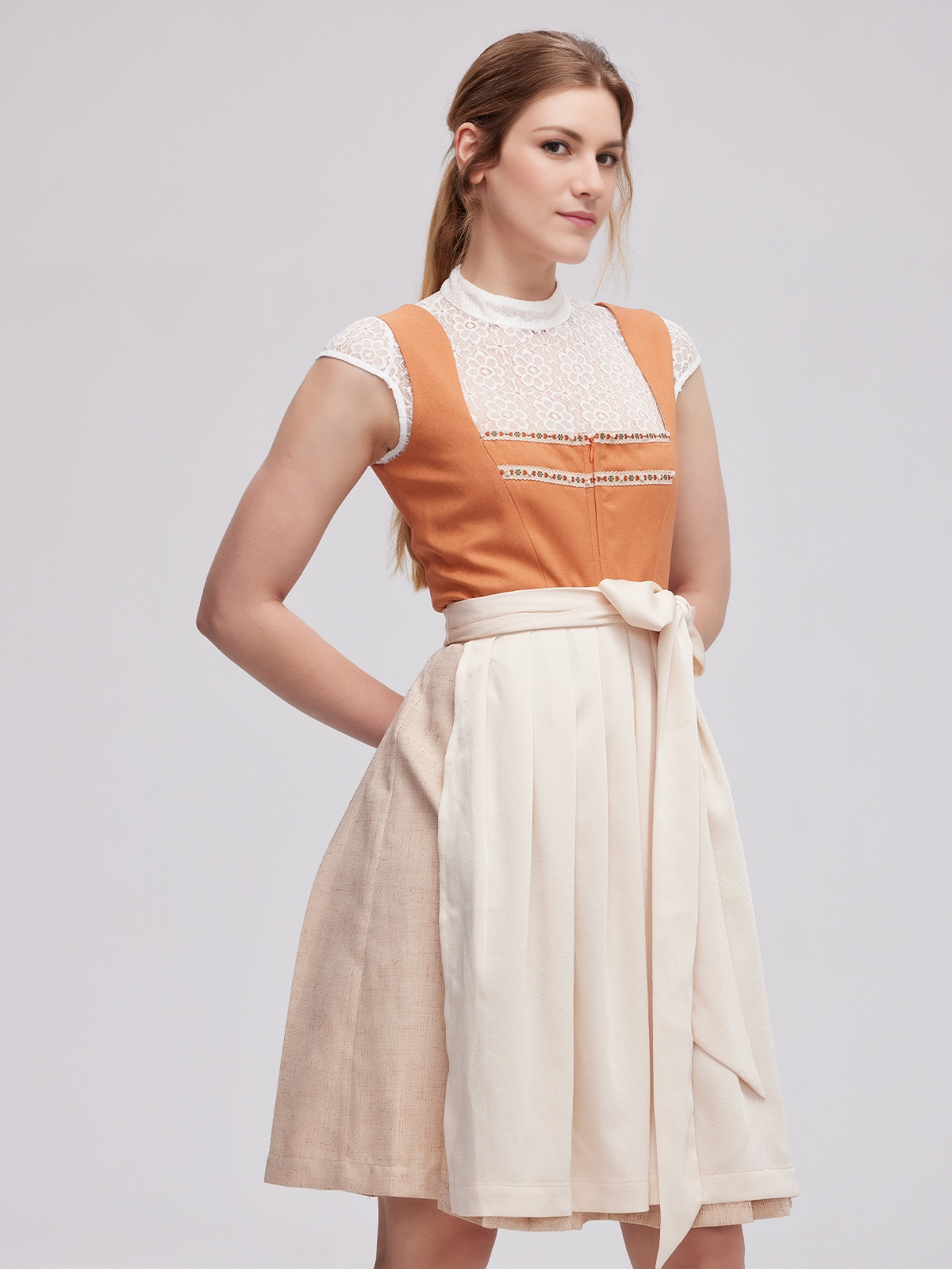 Dirndl Braun Samt in eleganter Pose
