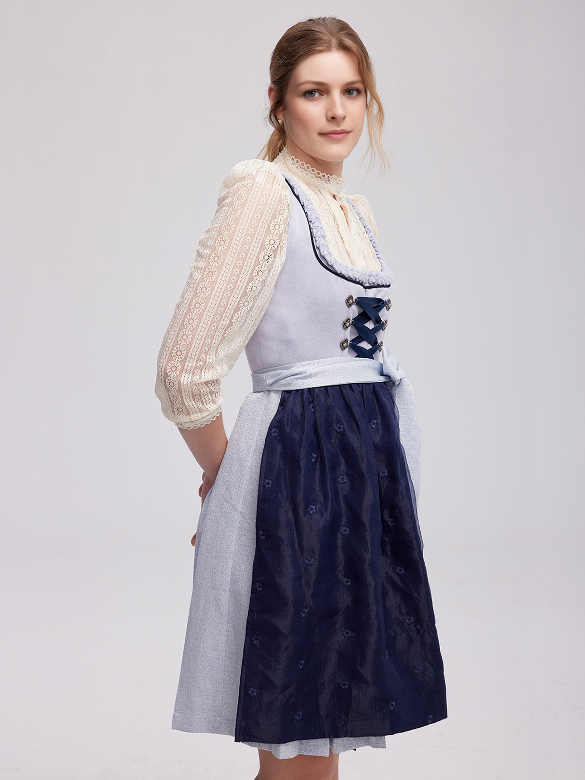 Traditionelles Dirndl in Blau
