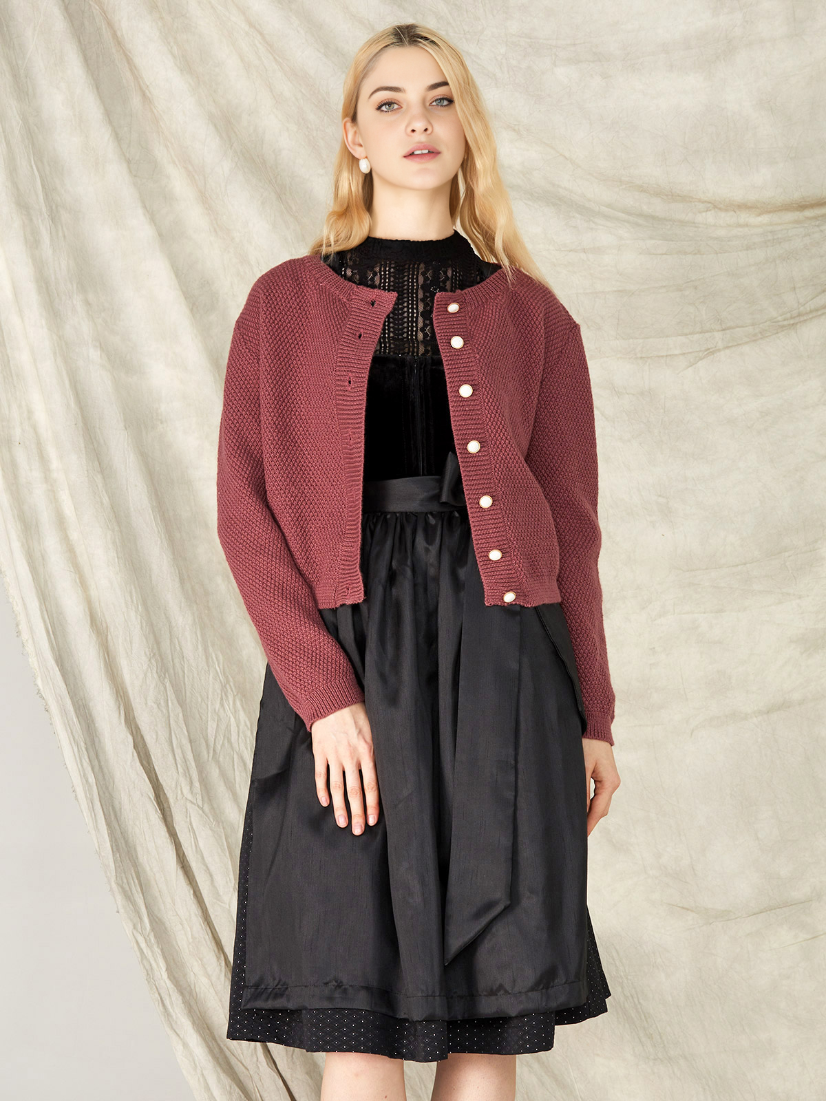 Moderne graue Dirndl mit schlanker Silhouette