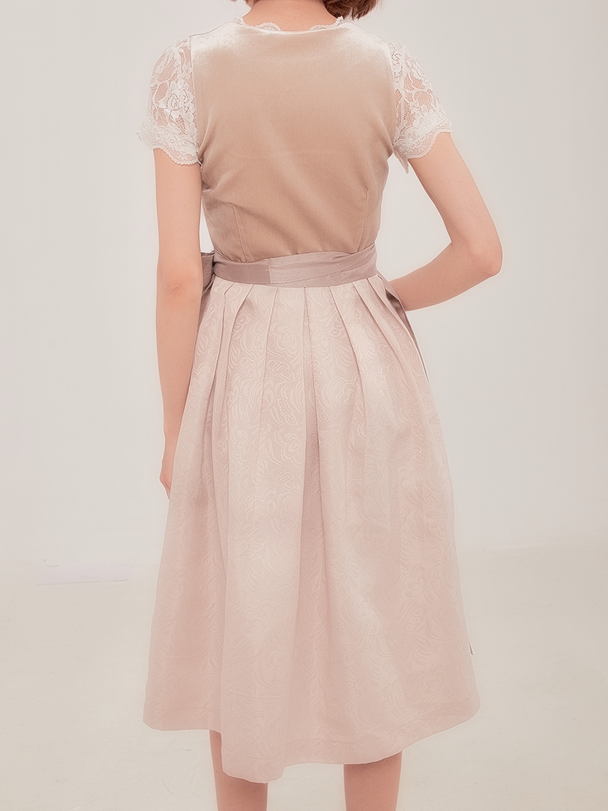 Modernes Dirndl in Braun